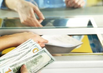 Скільки коштуватимуть 100 доларів в Україні: прогноз банкіра до 28 грудня