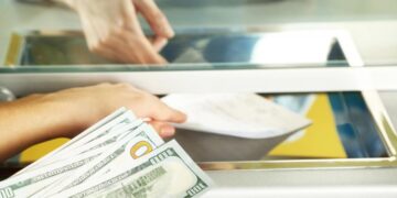 Скільки коштуватимуть 100 доларів в Україні: прогноз банкіра до 28 грудня