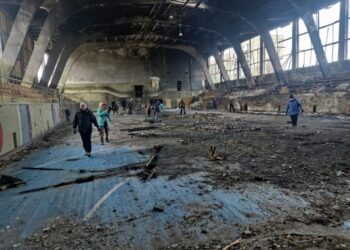 Спортивна спільнота Шостки згуртувалася, щоб розчистити спорткомплекс після ворожого авіаудару + Фото