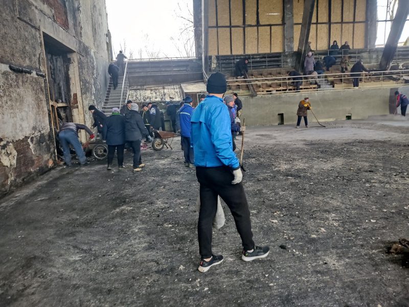 Спортивна спільнота Шостки згуртувалася, щоб розчистити спорткомплекс після ворожого авіаудару + Фото