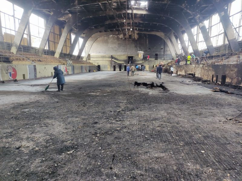 Спортивна спільнота Шостки згуртувалася, щоб розчистити спорткомплекс після ворожого авіаудару + Фото