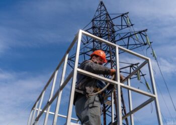 “Світло тримається”: Відомі українці привітали енергетиків з днем енергетика