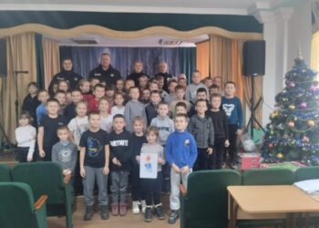 Теплі привітання та подарунки напередодні свят: конотопські поліцейські відвідали ліцеїстів