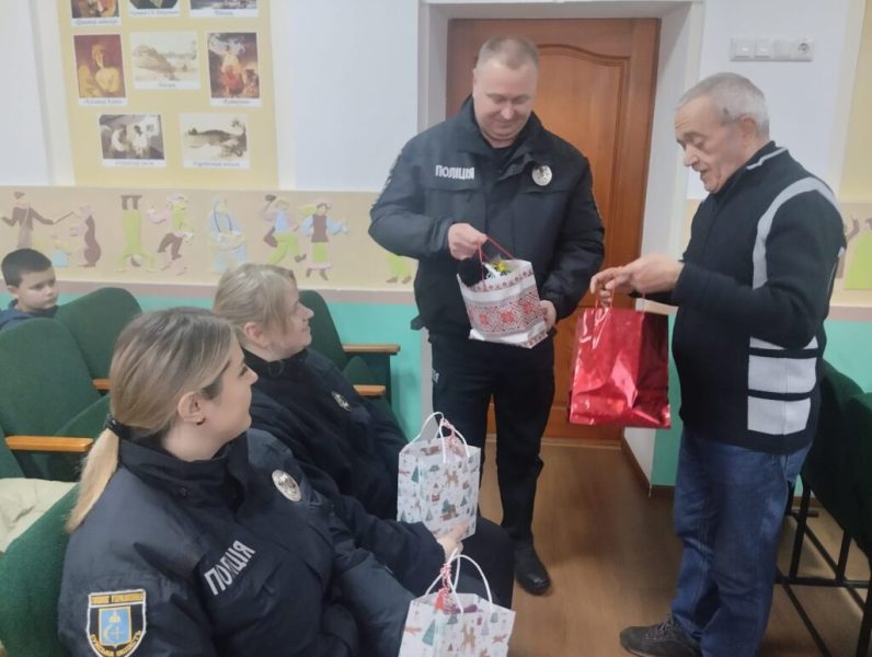 Теплі привітання та подарунки напередодні свят: конотопські поліцейські відвідали ліцеїстів