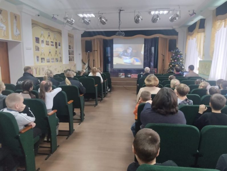 Теплі привітання та подарунки напередодні свят: конотопські поліцейські відвідали ліцеїстів