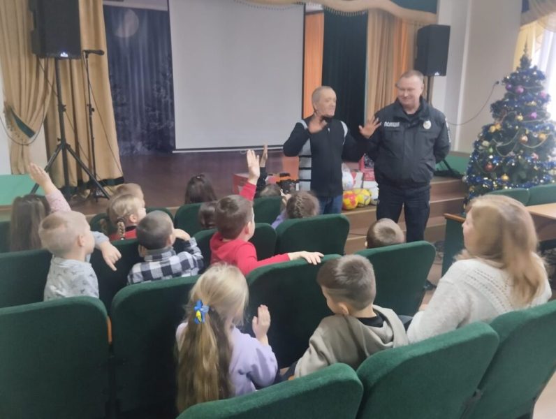 Теплі привітання та подарунки напередодні свят: конотопські поліцейські відвідали ліцеїстів
