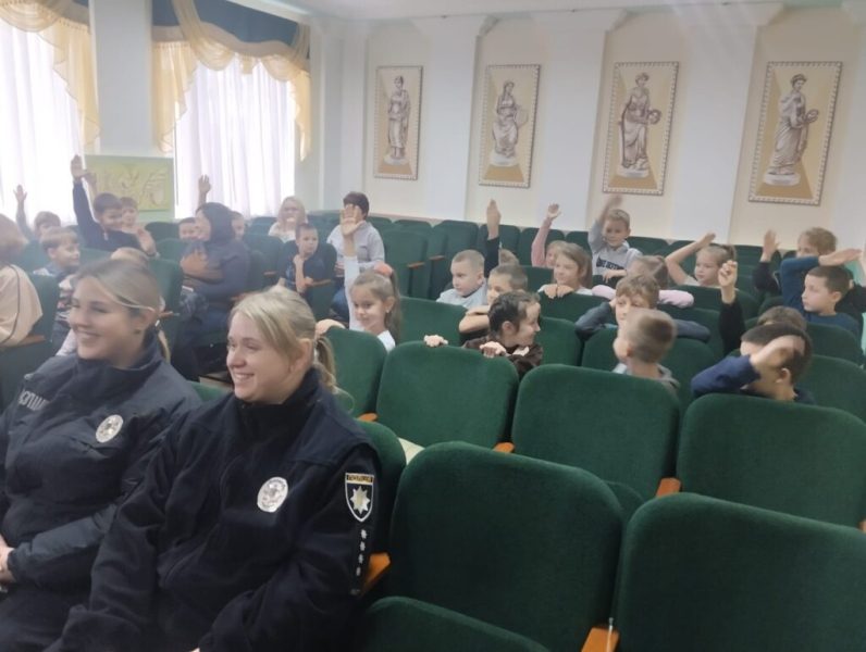 Теплі привітання та подарунки напередодні свят: конотопські поліцейські відвідали ліцеїстів