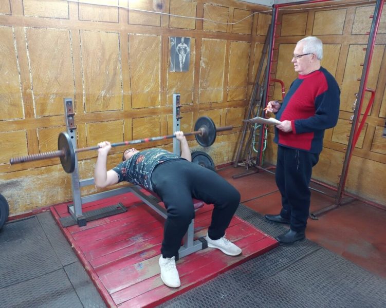 У Конотопі міський центр фізичного здоров’я населення «Спорт для всіх» провів змагання з жиму штанги лежачи серед молоді