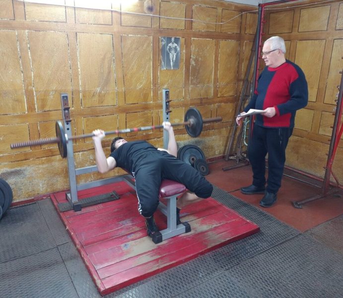 У Конотопі міський центр фізичного здоров’я населення «Спорт для всіх» провів змагання з жиму штанги лежачи серед молоді