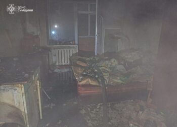 У Конотопі вогнеборці ліквідовували загоряння в квартирі