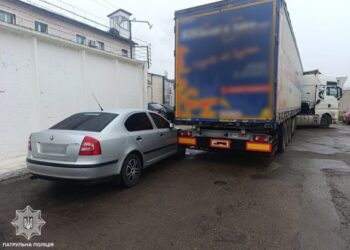 У Сумах водій вантажівки наїхав на легковик