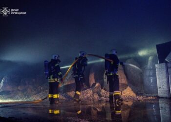 У Сумській громаді вогнеборці ліквідували загоряння складського приміщення (відео)