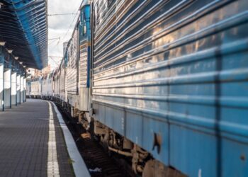 “Укрзалізниця” повідомила про затримку низки поїздів через обстріл РФ: список рейсів