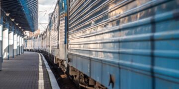 “Укрзалізниця” повідомила про затримку низки поїздів через обстріл РФ: список рейсів