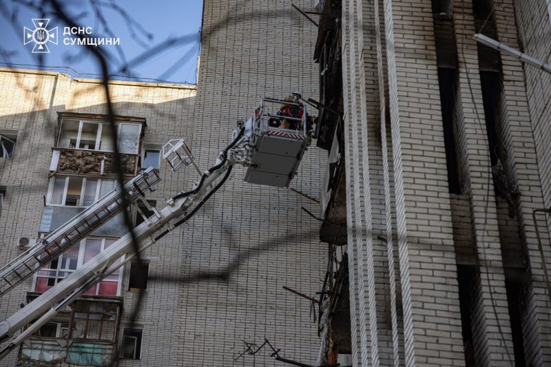 В Охтирці за день закрили 168 пошкоджених російським ударом вікон