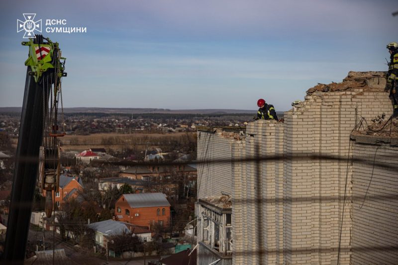 В Охтирці за день закрили 168 пошкоджених російським ударом вікон