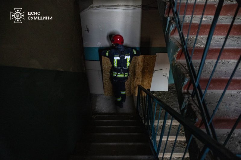 В Охтирці за день закрили 168 пошкоджених російським ударом вікон