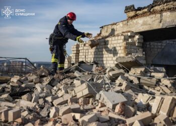 В Охтирці за день закрили 168 пошкоджених російським ударом вікон