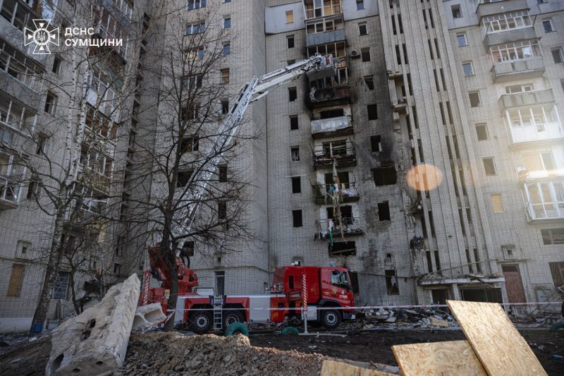 В Охтирці за день закрили 168 пошкоджених російським ударом вікон