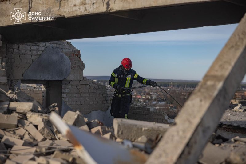 В Охтирці за день закрили 168 пошкоджених російським ударом вікон