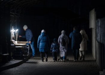 Відключення світла 7 грудня: енергетики показали графіки неділі