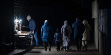 Відключення світла 7 грудня: енергетики показали графіки неділі