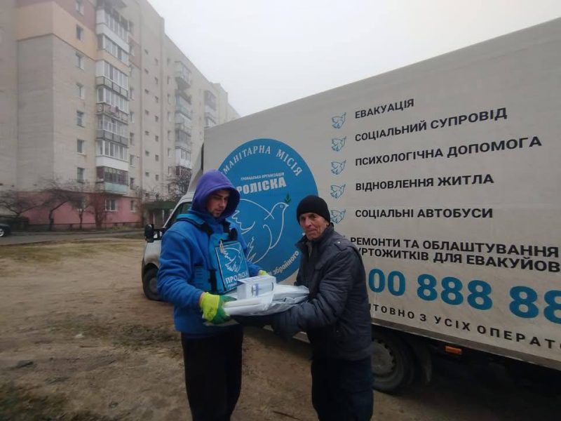 Волонтери “Проліска” та Червоного Хреста надали постраждалим шосткинцям матеріали для екстреного ремонту житла