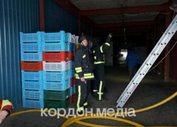 Ворожий безпілотник влучив у дах одного зі складів в Сумах