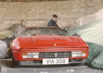 Забули на 28 років у сараї: виявлено суперкар Ferrari 80-х із пробігом 1400 км (ВІДЕО)