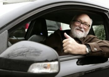 Після якого віку заборонено сідати за кермо: що кажуть медики й експерти