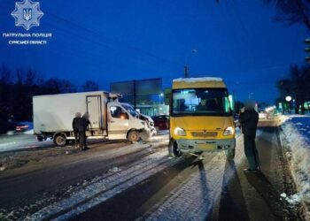 У Сумах сталася ДТП за участю маршрутки: пасажирка отримала ушкодження