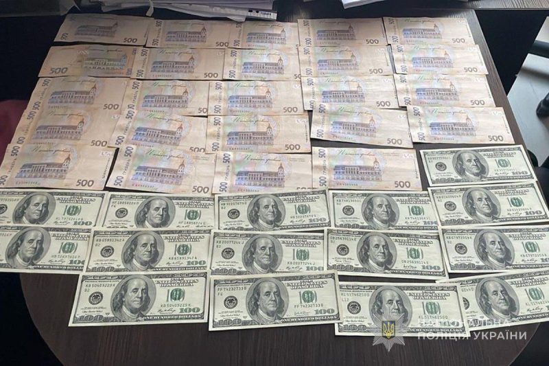 Вимагали неправомірну вигоду за захист дисертацій: поліція Сум викрила корупційну схему в закладі вищої освіти