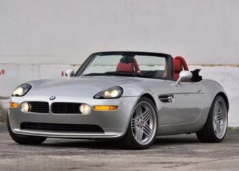 Дорога капсула часу: рідкісний BMW 2000-х продали за ціною нового Lamborghini (ФОТО)