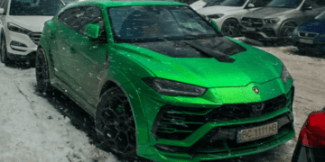 В Україні помітили надпотужний кросовер Lamborghini з яскравим тюнінгом (ФОТО)