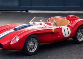 Дитяча машинка Ferrari пішла з молотка за ціною справжнього суперкара (ФОТО)