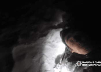 У Середина-Буді поліцейський у сильний мороз врятував чоловіка, якому стало зле на вулиці