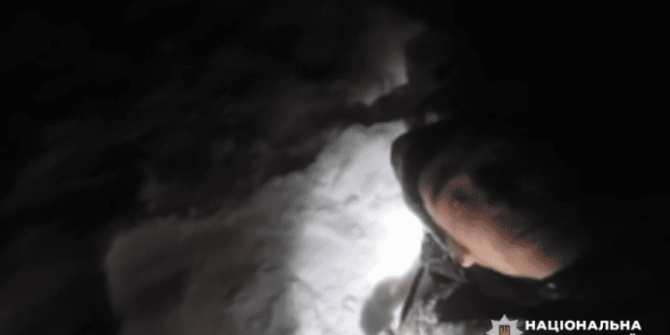 У Середина-Буді поліцейський у сильний мороз врятував чоловіка, якому стало зле на вулиці