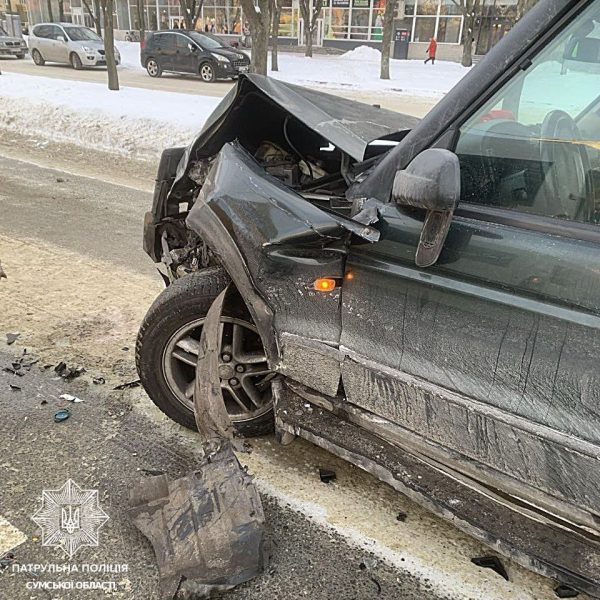 Потрійна ДТП: у Сумах п’яний водій зіткнувся з маршруткою та Lincoln