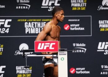 Боєць UFC зійшов із ваг і простерся плазом