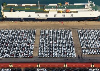 Китай удвічі скоротив постачання авто до Росії