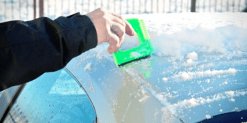 Ніколи не розморожуйте так лобове скло авто: воно може тріснути