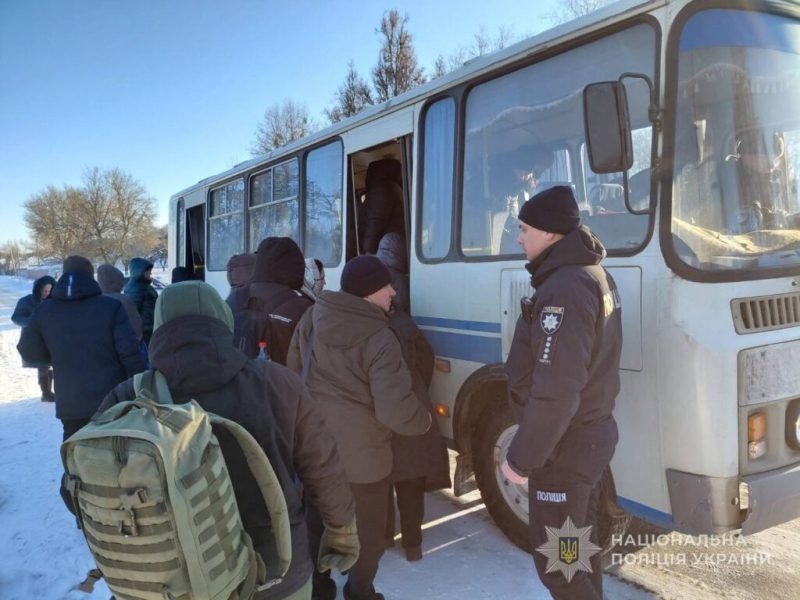 Через пошкодження електромережі зупинився потяг: поліцейські Конотопщини супроводили евакуаційні автобуси з громадянами