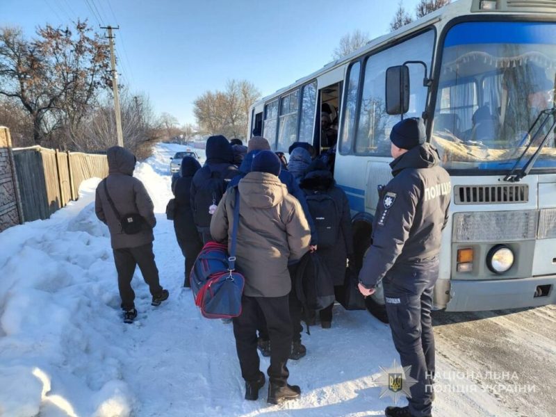 Через пошкодження електромережі зупинився потяг: поліцейські Конотопщини супроводили евакуаційні автобуси з громадянами