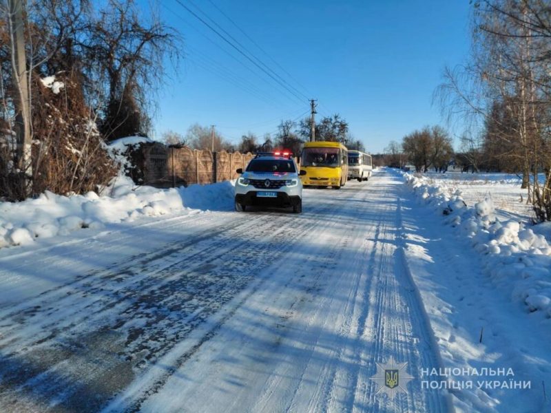 Через пошкодження електромережі зупинився потяг: поліцейські Конотопщини супроводили евакуаційні автобуси з громадянами