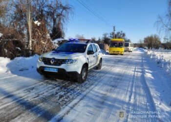 Через пошкодження електромережі зупинився потяг: поліцейські Конотопщини супроводили евакуаційні автобуси з громадянами