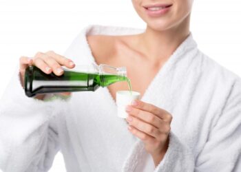 Чим скористатися, якщо немає ополіскувача для рота: стоматологи рекомендують цей розчин
