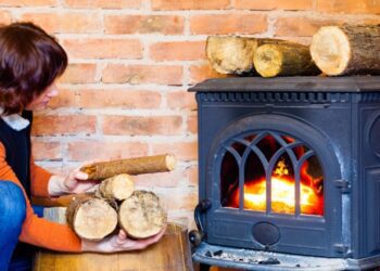 Чим заборонено топити піч: 5 помилок, через які трапляються пожежі