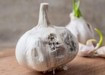 Чому не можна зберігати часник у холодильнику: що з ним буде