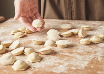 Чому пельмені не можна кидати в окріп: в яку воду їх класти