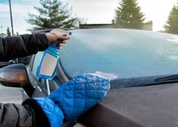 Як розморозити лобове скло в авто: два безпечні способи